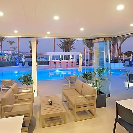 מלון Okeanos Boutique 4*